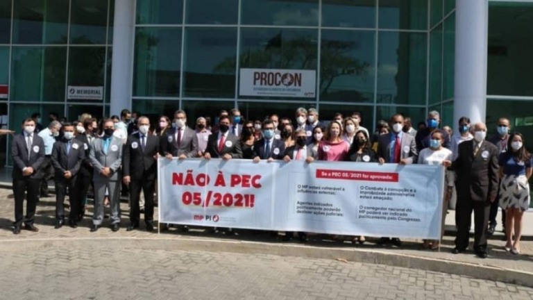 Promotores protestam contra PEC que diminui autonomia do Ministério Público