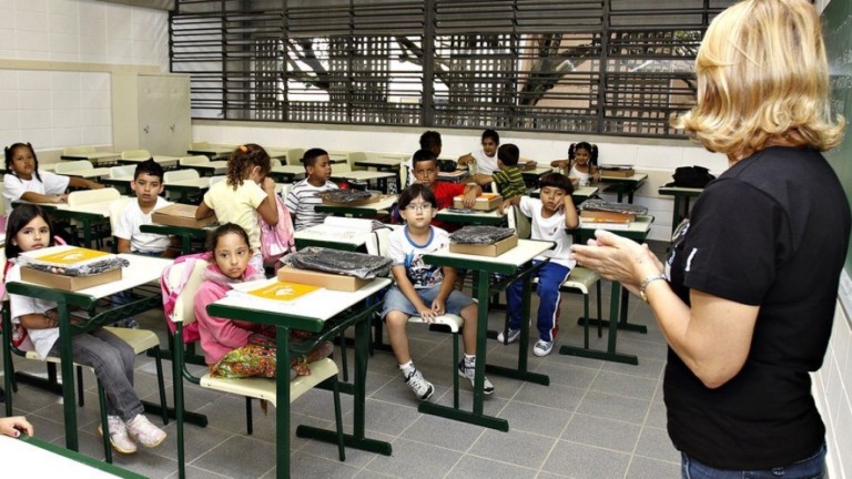 Volta às aulas é "passo fundamental", diz secretário de educação de SP