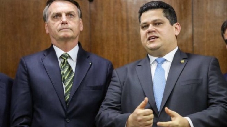 Bolsonaro critica Alcolumbre e senador cogita postergar sabatina até 2022