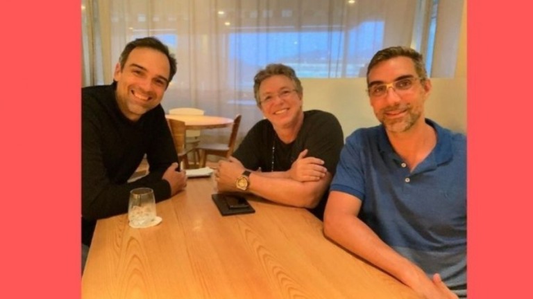Boninho compartilha reunião com Tadeu Schmidt e diz: "Vem coisa boa por aí"