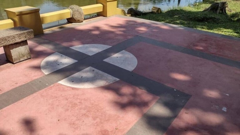 Moradores criticam praça com pintura similar a suástica em Porto Alegre