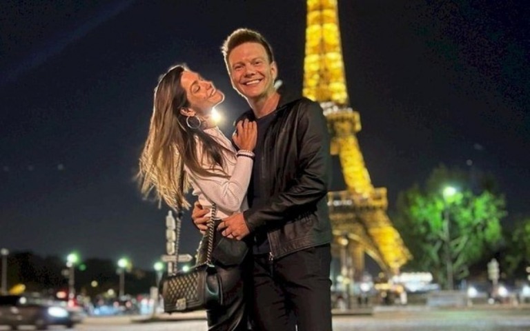De férias na Europa, Michel Teló e Thais Fersoza afastam boatos de separação
