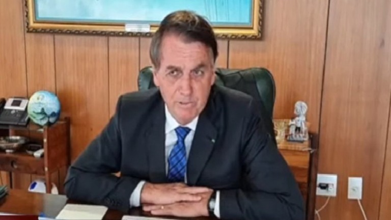 Bolsonaro mente ao dizer que "vacina não tem comprovação científica" e ataca CPI