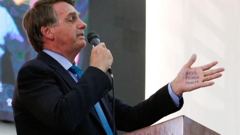 "Quantas vezes eu choro sozinho no banheiro", diz Bolsonaro sobre pressão