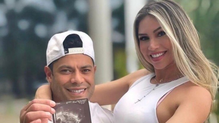 Hulk Paraíba e Camila Ângelo revelam sexo e nome do bebê; veja vídeo