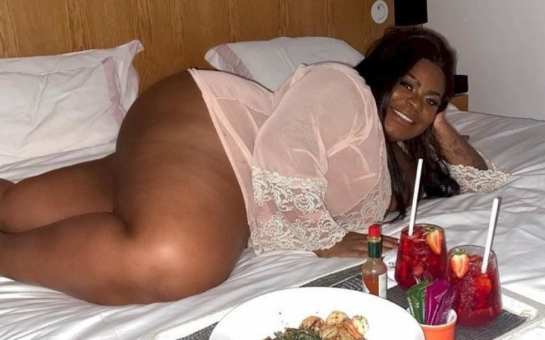 Após fim de namoro, Jojo Todynho aparece só de camisola em foto enigmática