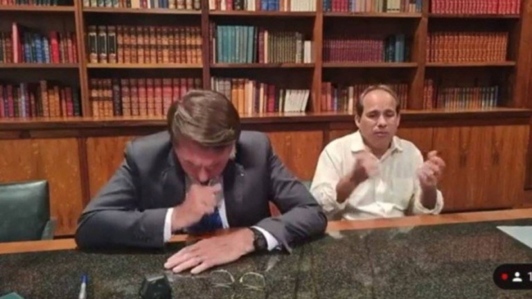 Bolsonaro tem crise de tosse durante live e assuto repercute nas redes