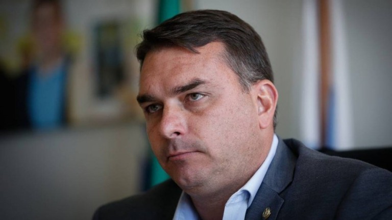 Flávio Bolsonaro diz que Renan deveria sentir vergonha de indiciar Bolsonaro