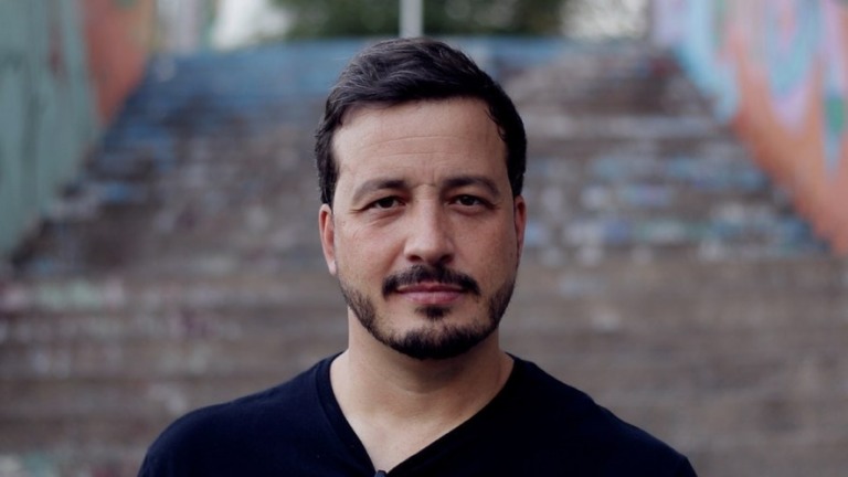 Ex-repórter do CQC, Rafael Cortez lança clipe para divulgar single "Bicho Solto"