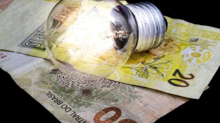 Conta de luz: volta da 'bandeira normal' pode triplicar reajuste para 2022