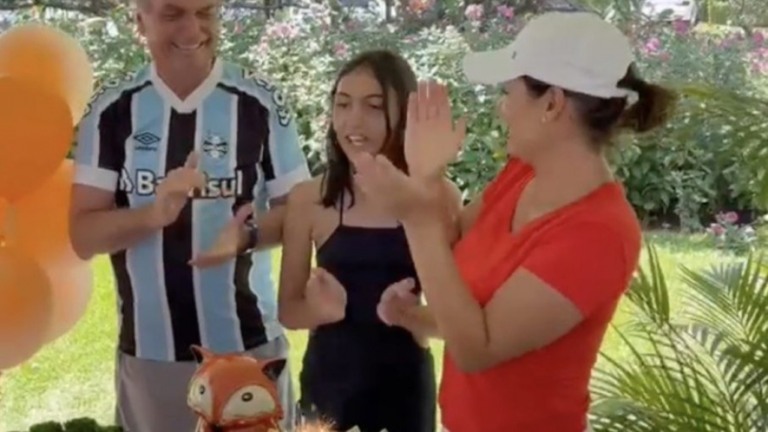 Com churrasqueiro famoso e sem máscara, Bolsonaro comemora aniversário da filha