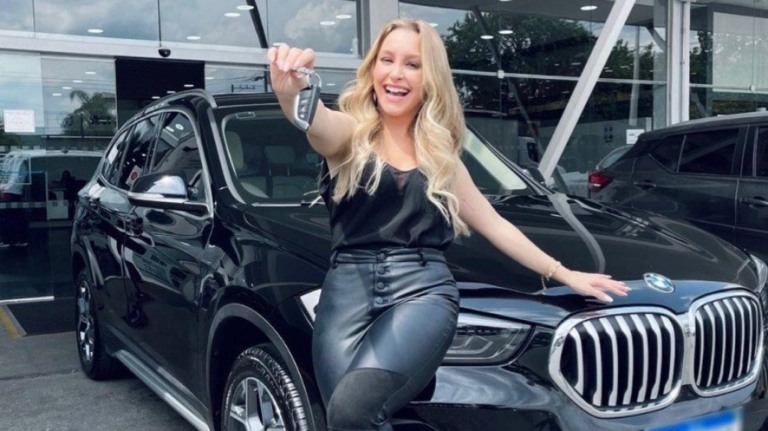 Carla Diaz comemora compra de carro: "Sonho realizado"
