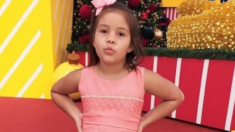 Menina de 8 anos fica em estado grave após ser esmagada por placa de concreto