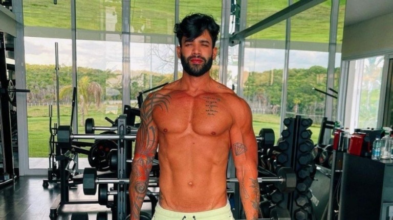 Gusttavo Lima posta fotos malhando e recebe elogios: "Maromba"