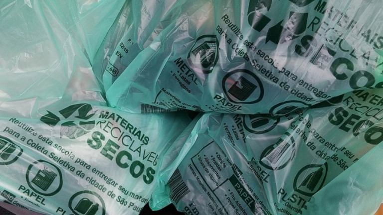 Não é mais necessário 'perder tempo' lavando compras, diz médica da Fiocruz