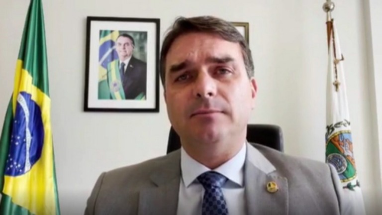 "Vítimas escolhidas pra falar mal do presidente", diz Flávio Bolsonaro sobre CPI