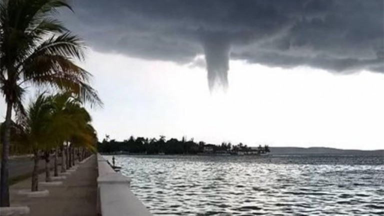 VÍDEO: tromba d'água se forma sob o mar na costa de Cuba