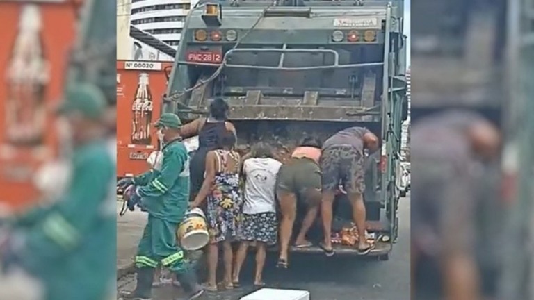 Moradores coletam restos de alimentos em caminhão de lixo, veja o vídeo