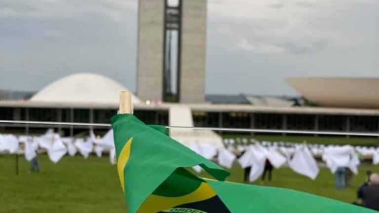 Com 183 mortes em 24h, Brasil tem a menor média móvel desde novembro de 2020