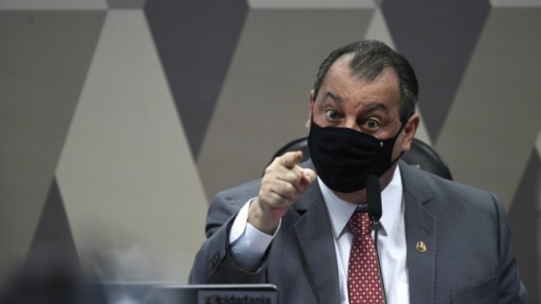 Aziz diz que Renan vazou relatório da CPI de propósito: "Ninguém é besta aqui"