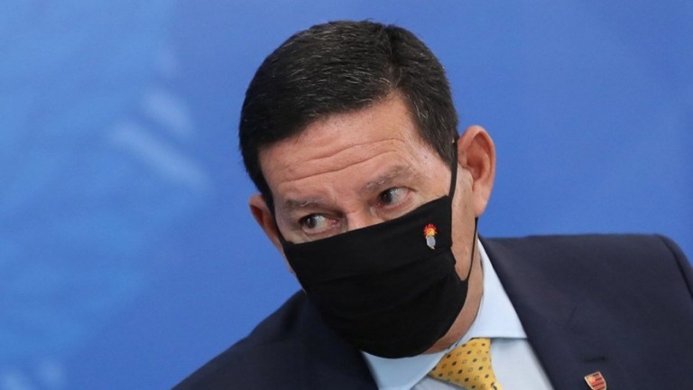 Mourão diz que não aprovou suposto disparo de mensagens contra o PT