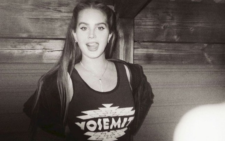 Lana Del Rey alcança o topo dos discos de vinil mais vendidos no Reino Unido
