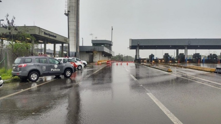Com fuzis, bandidos assaltam praça de pedágio e bloqueiam rodovia em SP