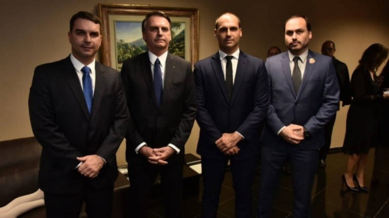 CPI da Covid: filhos de Bolsonaro comandaram rede de fake news, aponta relatório