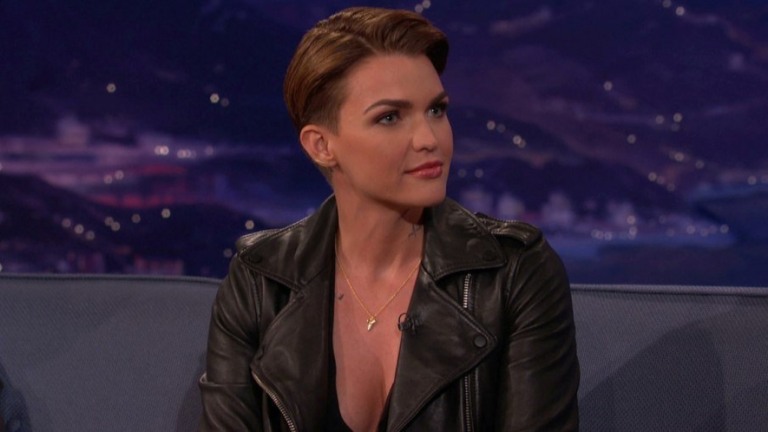 Ex-Batwoman, Ruby Rose denuncia abusos, ameaças e mortes de dublês em série