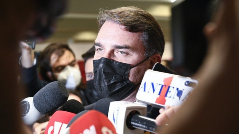 Flávio diz que Bolsonaro ri de acusações e ataca Renan: "Tem ejaculação precoce"