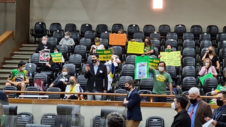 Grupo antivacina causa briga na Câmara de Vereadores de Porto Alegre