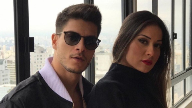 Mayra Cardi reata relacionamento com Arthur Aguiar e brinca: 'Vergonha alheia'