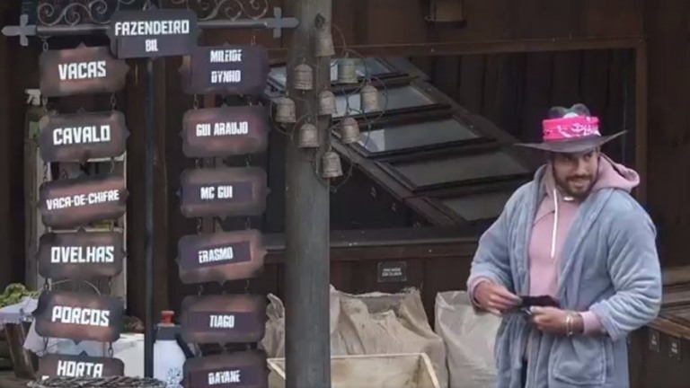 'A Fazenda 13': Bil distribui as tarefas e alfineta Rico