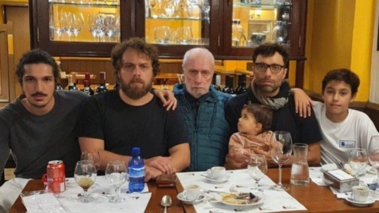 Vivendo no retiro dos artistas, Paulo César Pereiro comemora 81 anos com filhos
