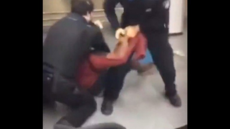 Seguranças dão mata-leão em homem negro no metrô de São Paulo; veja o vídeo