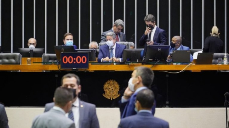 Entre os 6 deputados que alegam não ter se vacinado contra a Covid, 5 são do PSL