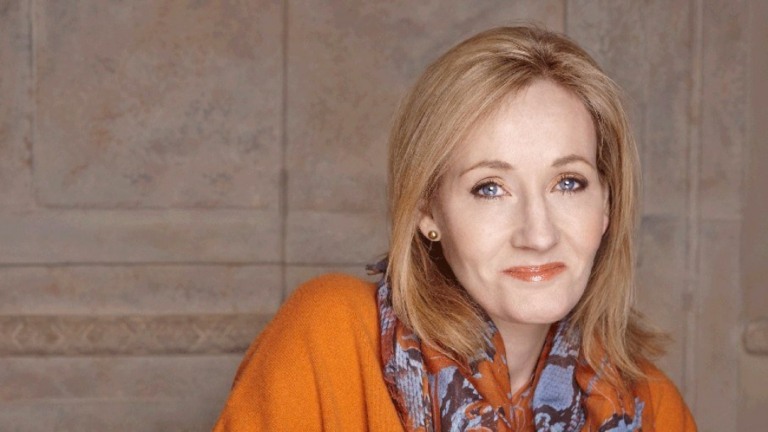 Novo livro de J.K. Rowling chega ao Brasil