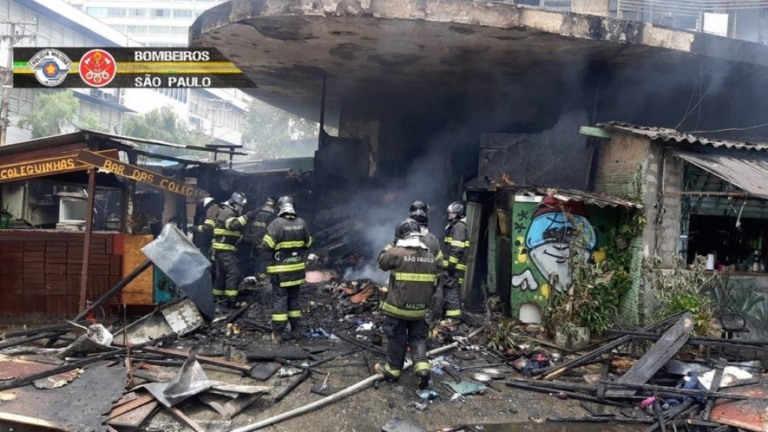 Incêndio em São Paulo atinge imóveis no bairro do Cambuci