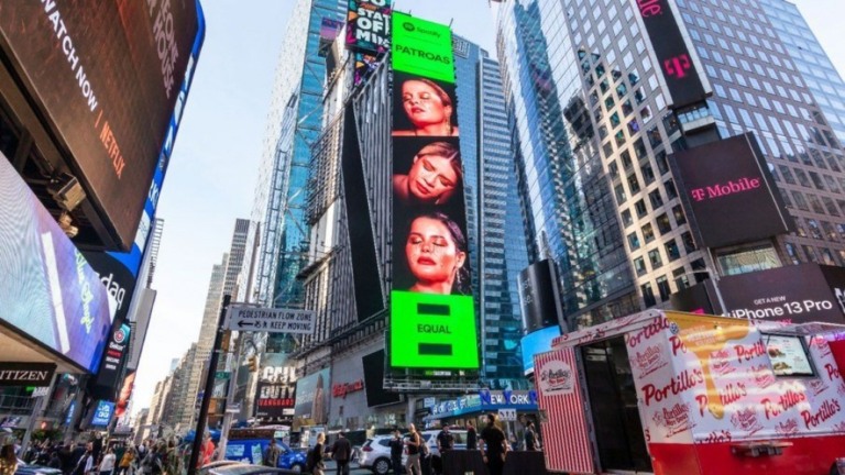 Patroas na Times Square: Marília Mendonça e Maiara e Maraísa estampam telão