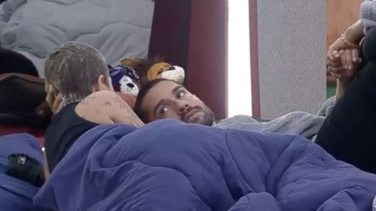 'A Fazenda 13': "Não vão me tirar porque querem beijo nosso", diz Lary para Bil