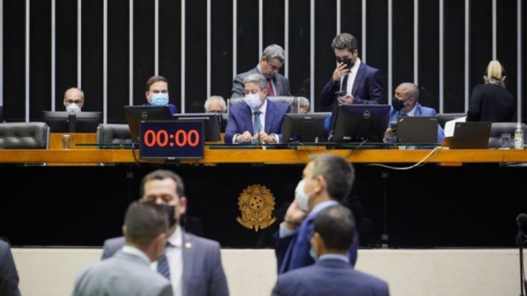 Câmara deve abrir brecha para permitir acesso de deputados não vacinados na Casa