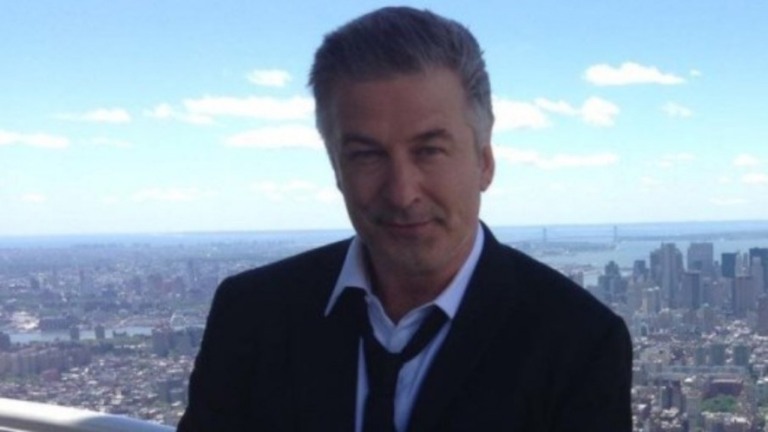 Alec Baldwin mata diretora ao atirar acidentalmente durante gravação