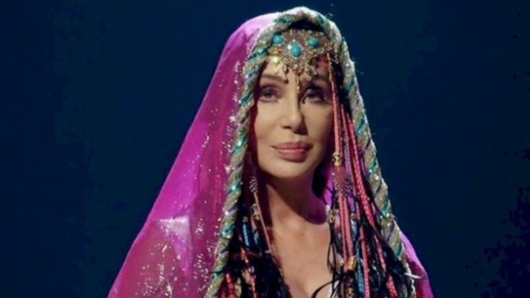 Cher pede ajuda de fãs para entender fome no governo Bolsonaro