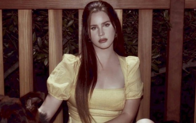 Lana Del Rey lança o esperado álbum "Blue Banisters", o oitavo de sua carreira