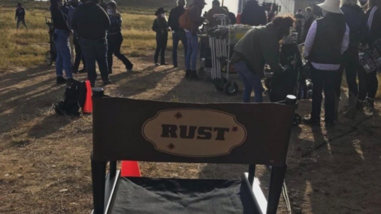 Equipe de produção do filme 'Rust' detona set de filmagem: 'Baixo orçamento'
