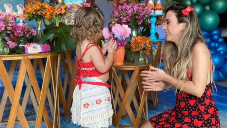 Tata Werneck celebra dois anos de Clara Maria com festa da 'Moana': 'Te amo'