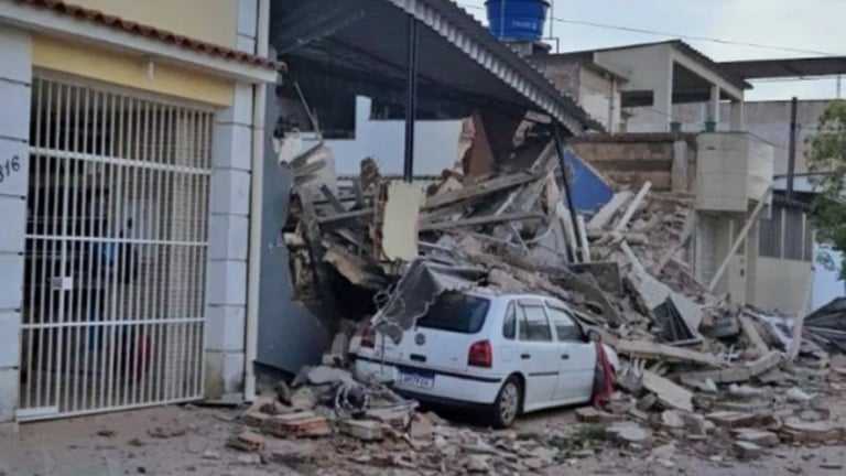 Jovem morre após prédio de três andares desmoronar em Nilópolis-RJ