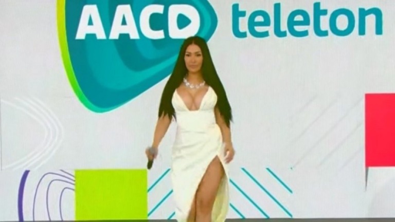 Peitos de Simaria roubam a cena no encerramento do Teleton