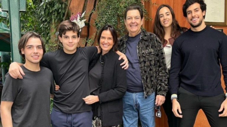 Esposa de Fausto Silva reúne família em clique inédito com o apresentador