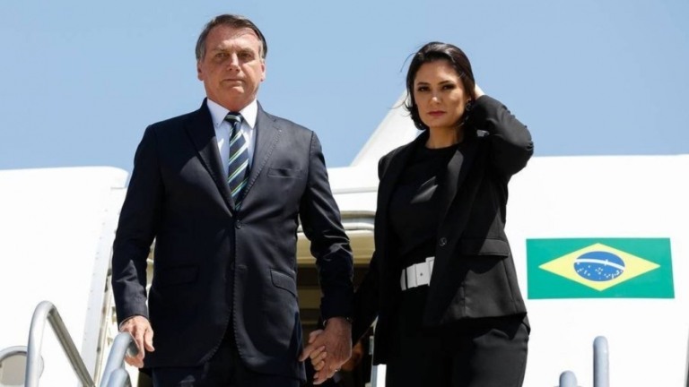 Damares leva sete parentes de Michelle Bolsonaro em voo da FAB para São Paulo